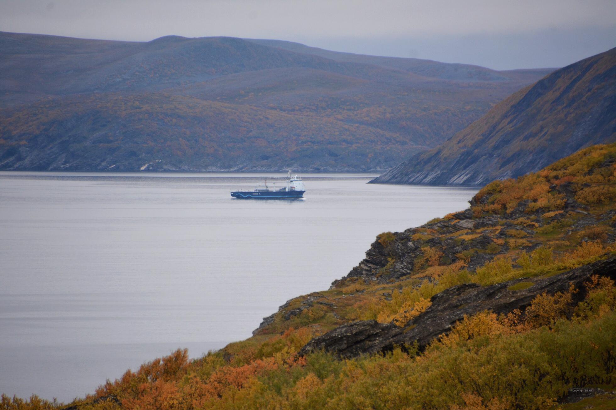 Arbeitsschiff im Fjord