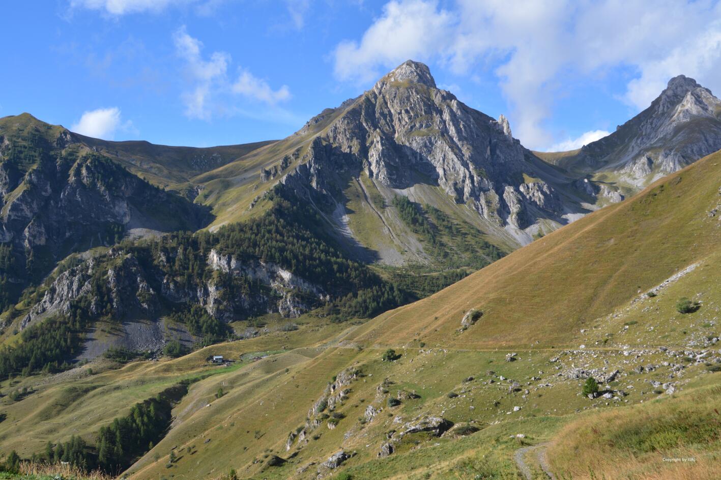 Der einsame Alpenhof kuschelt sich zwischen die Berge...