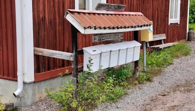 Postkästen auf Sitzhöhe des Postboten