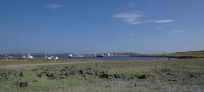Fischerhafen mit den markanten Radarkuppeln